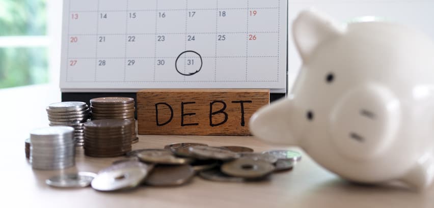 There are coins, calculators and calendar reminders placed on the table.