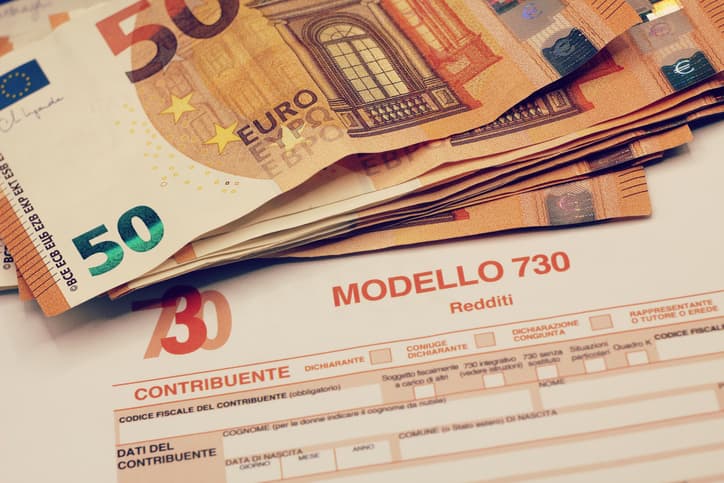 euro banknotes with the Modello 730 form as background